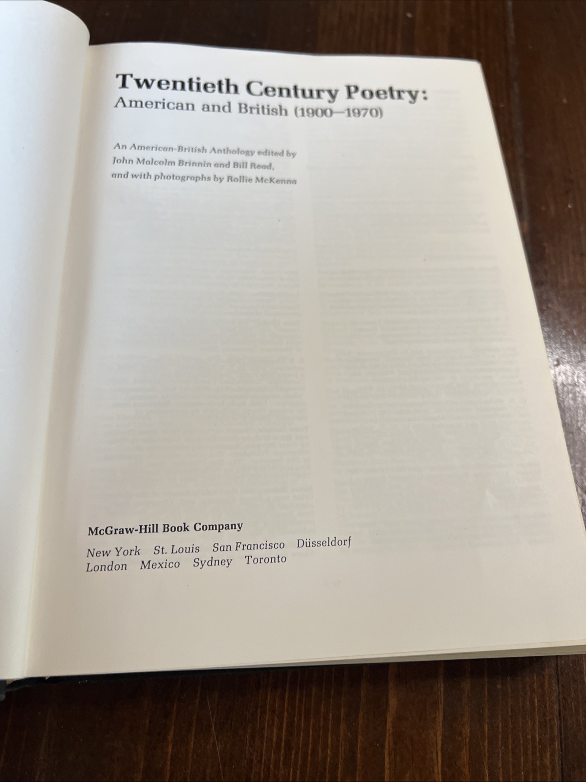 Twentieth Century Poetry: American and British (1900-1970); An American Brit…