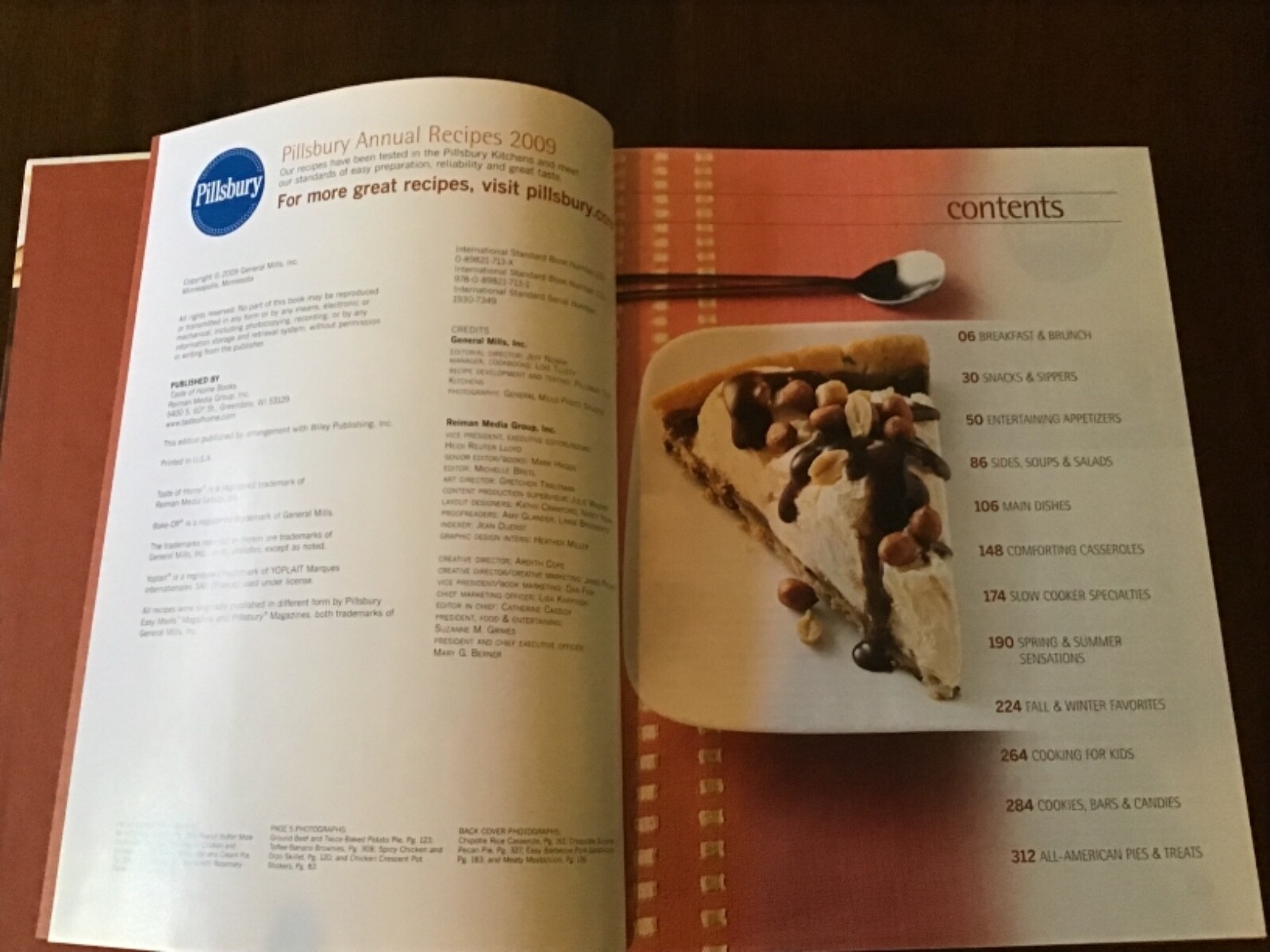 2009 PILLSBURY KITCHEN ANNUAL RECIPES HARDCOVER BOOK 352 PAGES