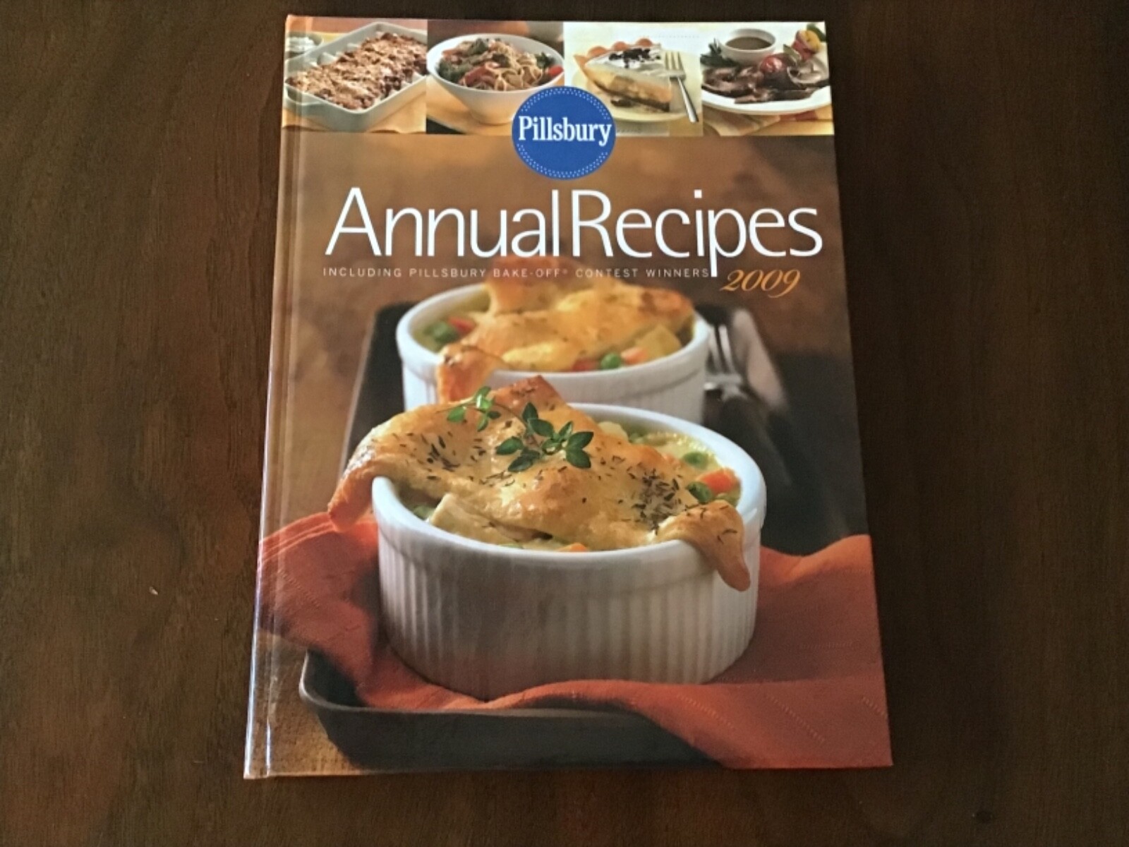 2009 PILLSBURY KITCHEN ANNUAL RECIPES HARDCOVER BOOK 352 PAGES