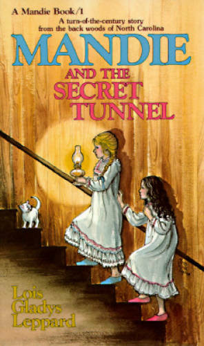 Mandie and the Secret Tunnel (Mandie, Book 1) – Mass Market Paperback – GOOD