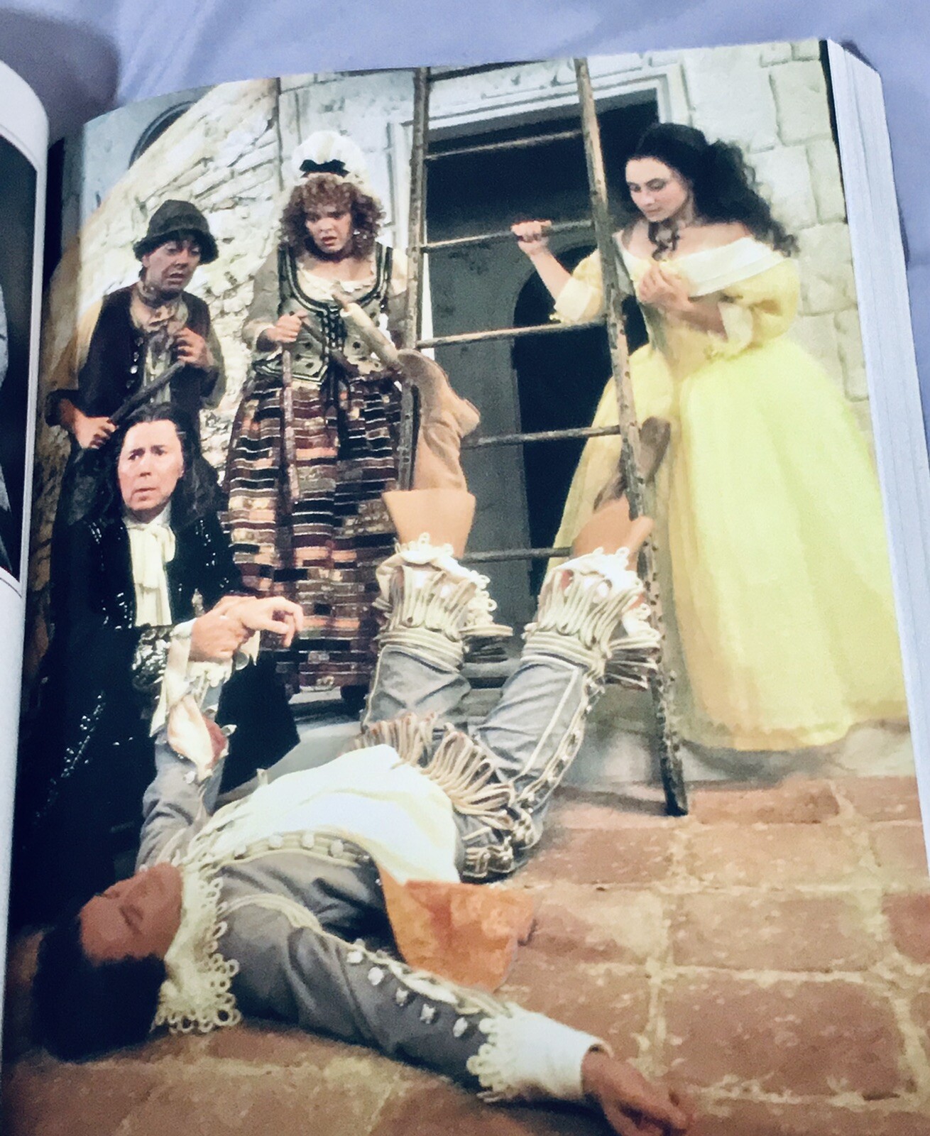 THE THEATER EXPERIENCE By Edwin Wilson Very Good Like New